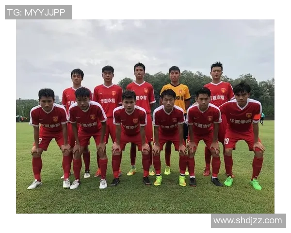 足球小杨的成长之路：从校园小将到职业联赛的奋斗历程