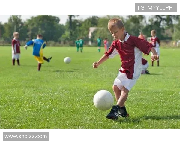 阳光下踢足球的小男孩与伙伴们的快乐时光